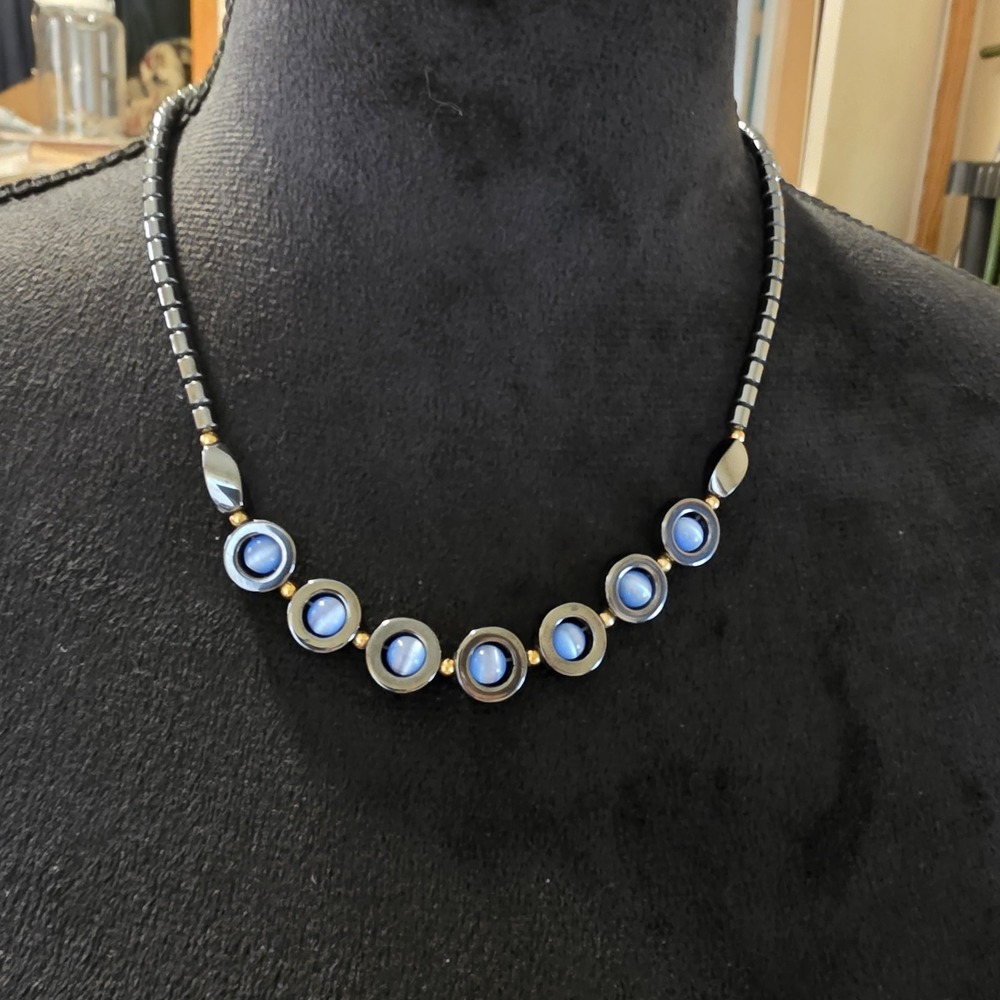 Beautiful Vintage Blue Cats Eye & Hematite Gun Metal Beaded Necklace